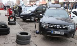 Ağrı'da öne çekilen zorunlu kış lastiği uygulaması nedeniyle lastikçilerde yoğunluk yaşanıyor