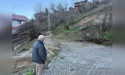 Bartın'da heyelan nedeniyle köy yolu ulaşıma kapandı