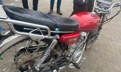 Sakin tavırlarla motosikleti çaldı, o anlar kemaraya yansıdı