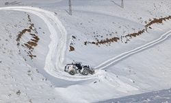 Hakkari'de üs bölgelerinin yolunda karla mücadele çalışması yapılıyor