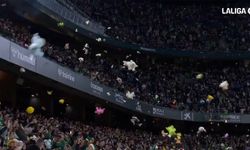 Real Betis taraftarlarından sahaya "oyuncak yağmuru"