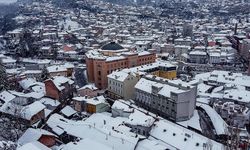 Kar yağışıyla beyaza bürünen Saraybosna dronla havadan görüntülendi