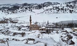 Sivas'ta baraj altında kalan köy, sular çekilince karla kaplandı