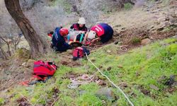 İzmir’de düştüğü dik yamaçta mahsur kalan vatandaşı itfaiye kurtardı