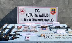 Kütahya’da tarihi eserler ve patlayıcı madde ele geçirildi