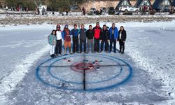 Erzincan'da donan göl üzerinde curling heyecanı