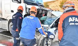 Adıyaman'da yakıt tankeri ile otomobilin çarpıştığı kazada 3 kişi öldü, 4 kişi yaralandı