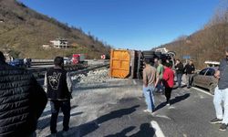 Kil yüklü kamyon devrildi, sahil yolu bir saat ulaşıma kapandı: 1 yaralı