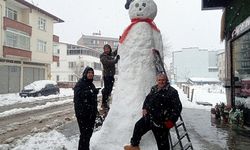 Samsun'da esnaf 3 metrelik kardan adam yaptı