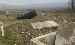 Tokat'ta tarlaya devrilen otomobildeki 2 kişi yaralandı.