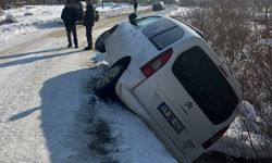 Hakkari’de virajı alamayarak yoldan çıkan araç köprü kenarında asılı kaldı