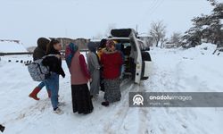 Samsun'da UMKE ekibi karla kaplı yolda hasta bebek için seferber oldu