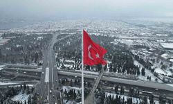 Karla bütünleşen Edirnekapı Şehitliği’ndeki dev Türk bayrağı havadan görüntülendi