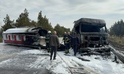 Adana'da otoyolda devrilen akaryakıt tankerinde yangın çıktı