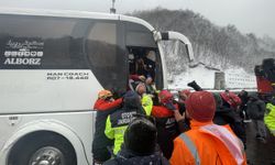 Anadolu Otoyolu'nun Bolu Dağı Tüneli kesiminde tıra çarpan otobüsün sürücüsü yaralandı