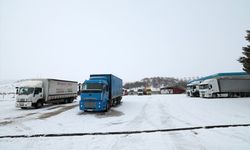 Kar yağışı nedeniyle Malatya-Kayseri kara yolu ağır tonajlı araçların geçişine kapatıldı