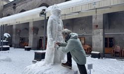 Kayserili taş oyma ustası, tarihi medreseye Mimar Sinan'ın kardan heykelini yaptı