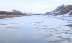 Türkiye'nin en uzun nehri Kızılırmak kısmen buz tuttu