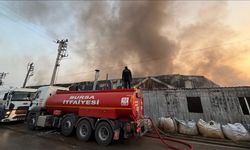 Bursa'da geri dönüşüm tesisinde başlayıp tekstil fabrikasına sıçrayan yangına müdahale ediliyor