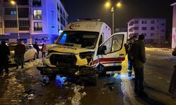 Hasta taşıyan ambulans ile otomobil çarpıştı: 7 yaralı