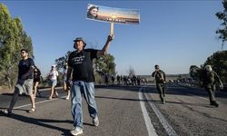 Gazze'deki İsrailli esirlerin yakınları, Tel Aviv’de otoyolu trafiğe kapattı