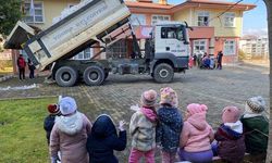 Trabzon'da öğrenciler için okul bahçesine kamyonla kar döküldü