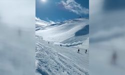 Palandöken Dağı'ndan düşen çığın bir kısmı kayak merkezinin kuzey pistine aktı