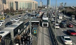 İstanbul'da arızalanan metrobüs yoğunluğa neden oldu