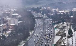 Okulların tatil edildiği İstanbul'da akşam trafik yoğunluğu yüzde 62 olarak ölçüldü