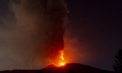 Etna Yanardağı'ndaki lav akışı sürüyor