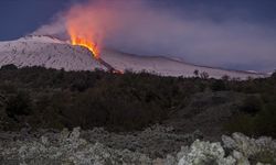 İtalya'da Etna Yanardağı kül ve lav püskürtüyor