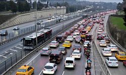 İstanbul'da yarıyıl tatilin ardından okulların açılmasıyla trafik yoğunluğu oluştu