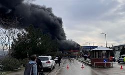 Bursa'da madeni yağ dükkanında çıkan yangına müdahale ediliyor