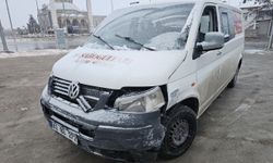 Aksaray'da otomobil ile hafif ticari aracın çarpıştığı kazada 4 kişi yaralandı