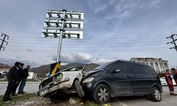 Fethiye'de minibüsle çarpışan otomobilin sürücüsü yaralandı