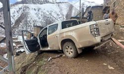 Siirt’te şarampole yuvarlanan araç kurtarıldı