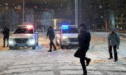 İstanbul Taksim'de polis ile vatandaşlar kar topu oynadı