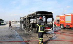 Sakarya’da otobüs alev topuna döndü: Gökyüzünü kara duman kapladı