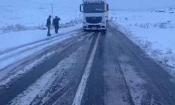 Kars-Ardahan karayolunda yoğun kar yağışı etkili oldu