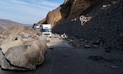 Kars'ta heyelan ulaşımı aksattı