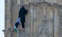 Londra'da bir gösterici Filistin bayrağıyla Big Ben'e tırmandı