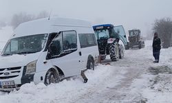 Amasya'da kara saplanan öğrenci servisi kurtarıldı