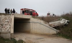 Çanakkale'de kaldırıma çarptıktan sonra alt geçide düşen kamyonetin sürücüsü hayatını kaybetti