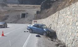 Çorum'da istinat duvarına çarpan otomobildeki 3 kişi yaralandı