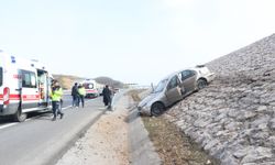 Kuzey Marmara Otoyolu'nda panelvanla çarpışan otomobildeki 2 kişi yaralandı