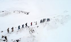 Muş'ta doğaseverler karla kaplı Kurtik Dağı'na tırmandı