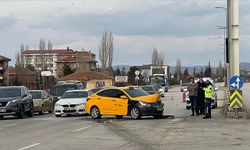 Ankara'da iki otomobilin çarpıştığı kazada 5 kişi yaralandı