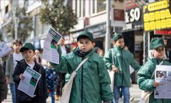 Sakarya'da gençler ve çocuklar, Yeşilay Haftası'nda sağlıklı yaşam için gazete dağıttı