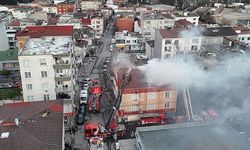 Küçükçekmece'deki çatı katı yangını itfaiye ekiplerince söndürüldü