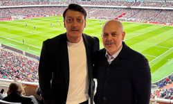 Cumhurbaşkanı Başdanışmanı Kılıç, AK Parti MKYK üyesi Özil ile Arsenal-Chelsea maçını izledi